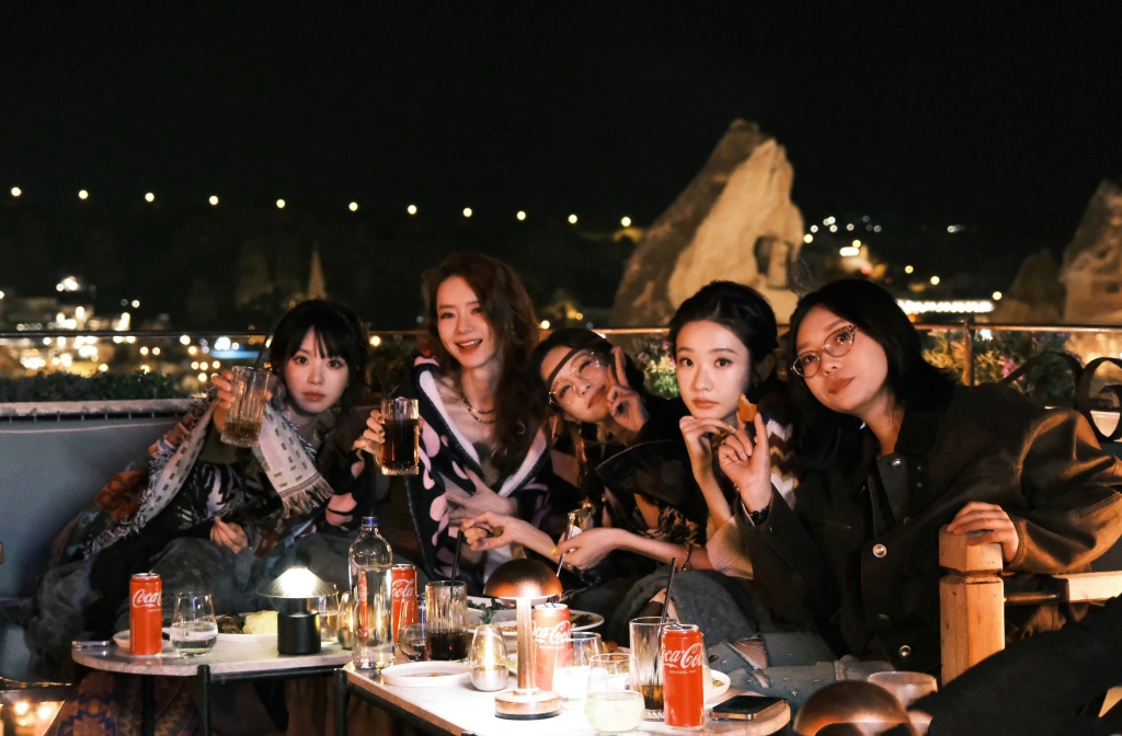 戚薇、李一桐、李雪琴、田曦薇、张艺凡再集结，《姐姐妹妹抓娃娃》8月19日开播