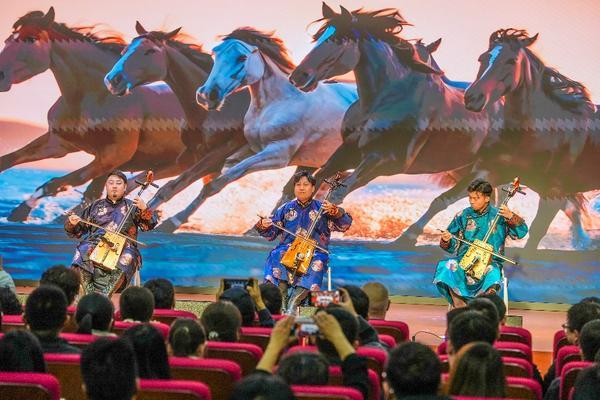 
中南大学湘雅二医院张红张晶晶李芬高洁生刘锋周新民刘凤英符淳黄牛挂号电话“北疆风情暖京城”——阿拉善乌兰牧骑60周年巡演走进大兴亦庄