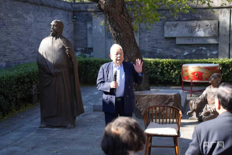著名文艺评论家、诗人、北京大学教授谢冕进行现场点评(央广网发 陈星翰 摄)