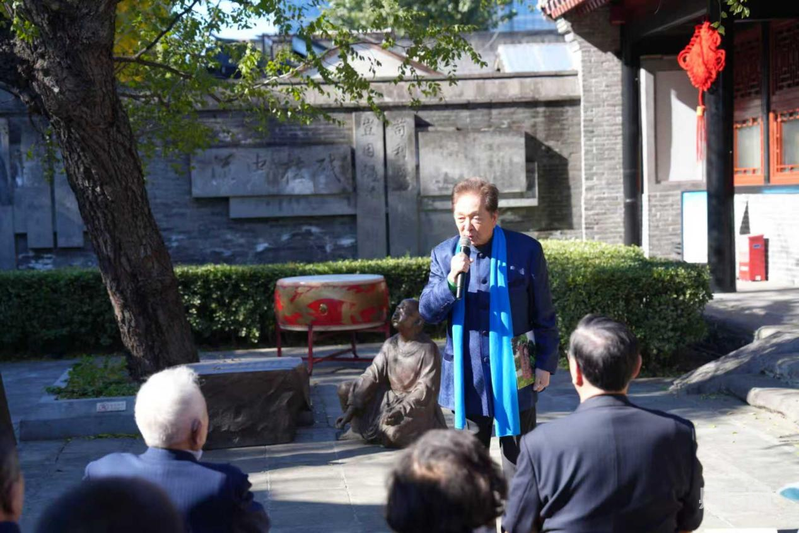 瞿弦和现场深情朗诵当代原创作品《林公赋》(央广网发 陈星翰 摄)