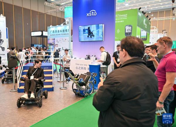 11月3日,客商在广交会展馆小神童创新展台观看工作人员演示。 新华社记者 肖恩楠 摄