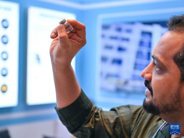 11月3日,客商在广交会展馆捷诺飞生物展台观看生物3D打印的微肝模型。 新华社记者 肖恩楠 摄