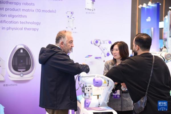 11月4日,采购商在第138届广交会的智慧医疗专区了解产品。 新华社记者 洪泽华 摄