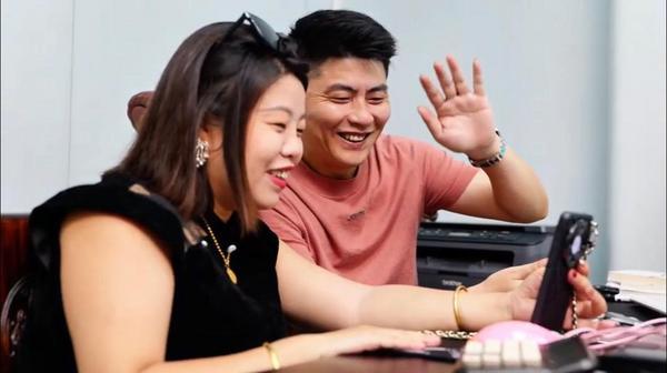 刘超、邱玉夫妇和外国客户视频 