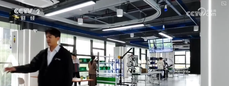 
西安各大医院黄牛挂号电话“小场景”做出“大文章”！中国向“新”发力 诸多“应用场景”变为“科创胜景”