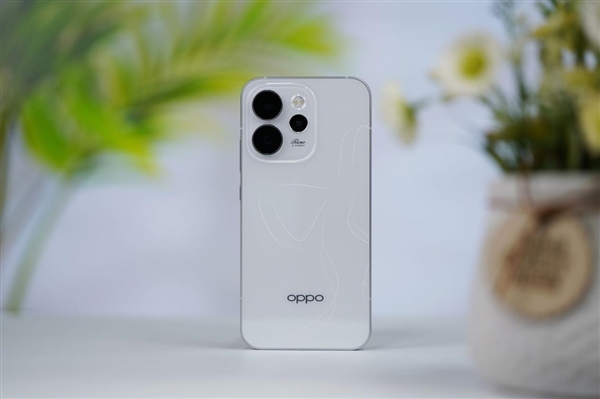 全息光刻美背太吸睛!OPPO Reno 15图赏