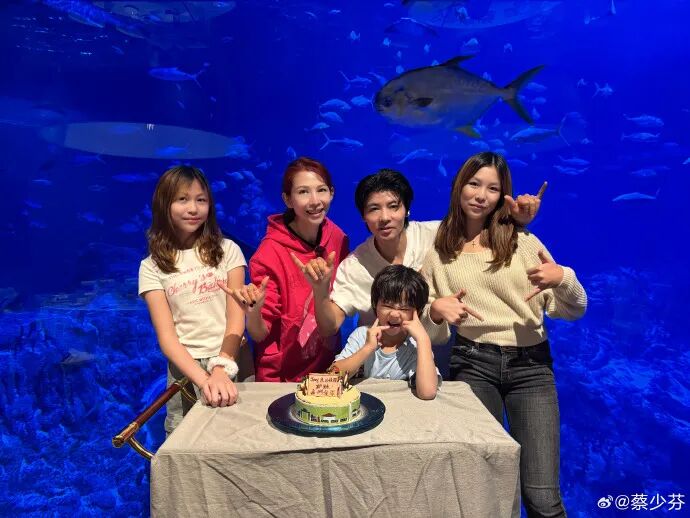 蔡少芬张晋为6岁儿子庆生 晒一家五口合影