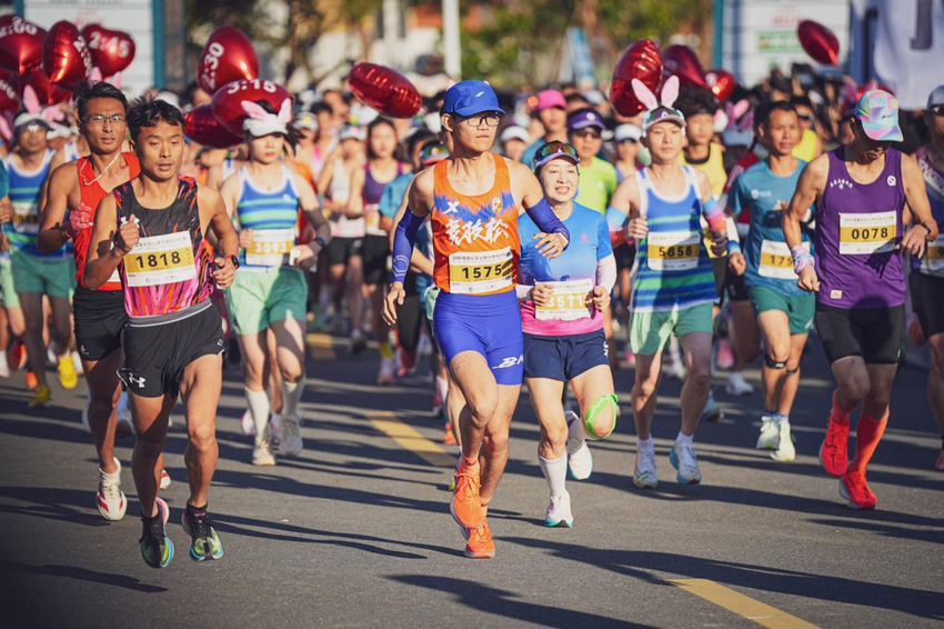 2025福建永定土楼半程马拉松赛鸣枪开跑