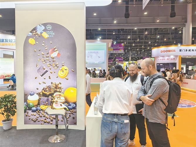 境外客商参观2025厦门国际咖啡产业博览会。