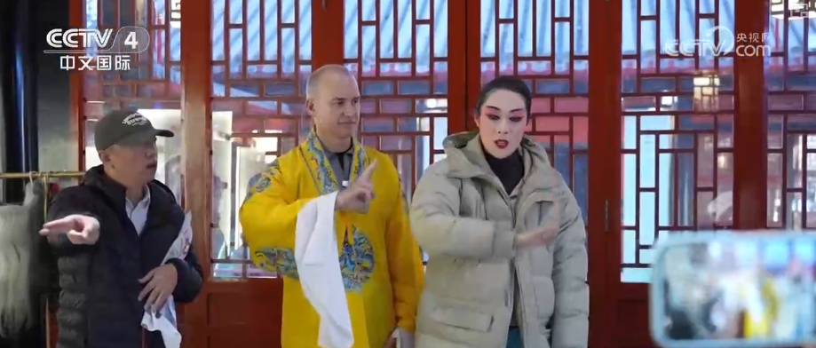 
陆军特色医学中心（大坪医院）徐伦山张溢华李昆昆黄牛挂号电话“中国游+中国购”掀热潮 “利好举措+优化体验”服务外国游客解锁多彩中国