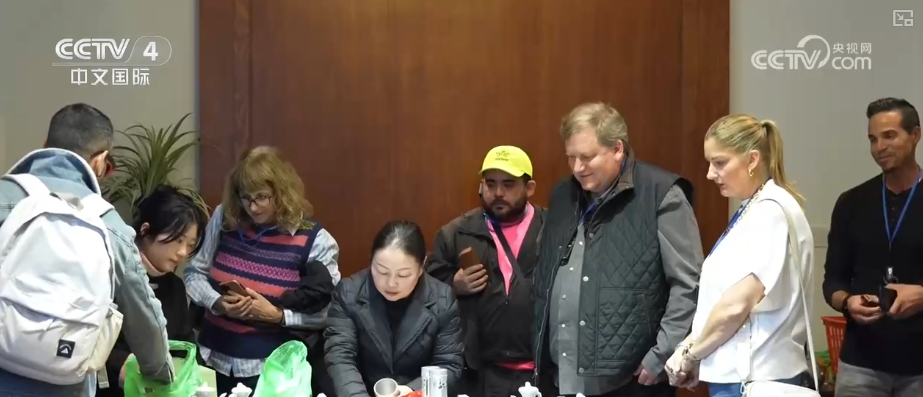 
陆军特色医学中心（大坪医院）徐伦山张溢华李昆昆黄牛挂号电话“中国游+中国购”掀热潮 “利好举措+优化体验”服务外国游客解锁多彩中国