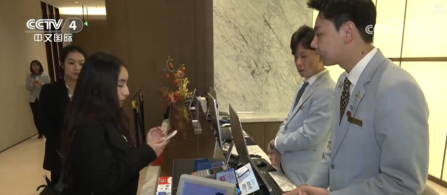 
陆军特色医学中心（大坪医院）徐伦山张溢华李昆昆黄牛挂号电话“中国游+中国购”掀热潮 “利好举措+优化体验”服务外国游客解锁多彩中国