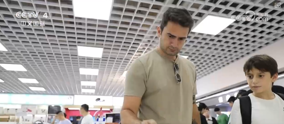 
陆军特色医学中心（大坪医院）徐伦山张溢华李昆昆黄牛挂号电话“中国游+中国购”掀热潮 “利好举措+优化体验”服务外国游客解锁多彩中国