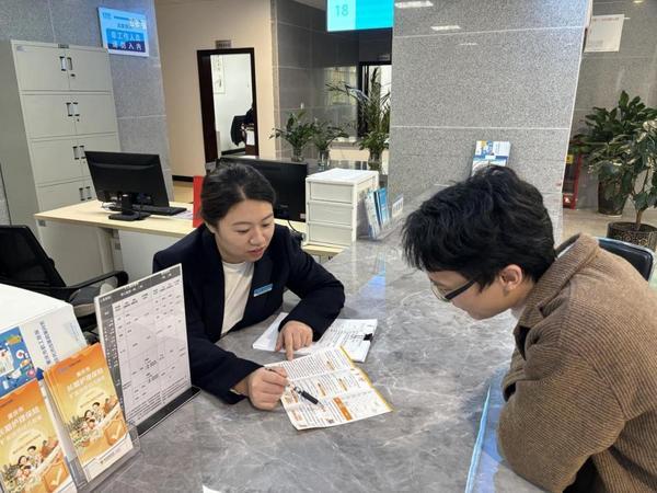 
世纪坛医院黄牛号贩子票贩子代网上预约代挂号电话阳光人寿长护险服务人员李欢欢：让长护险温暖落地，以初心绘就护老风景