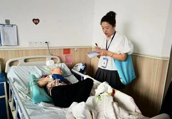 
世纪坛医院黄牛号贩子票贩子代网上预约代挂号电话阳光人寿长护险服务人员李欢欢：让长护险温暖落地，以初心绘就护老风景