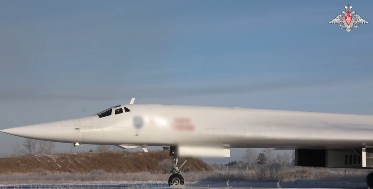 俄罗斯图-160战略轰炸机完成北冰洋上空飞行任务