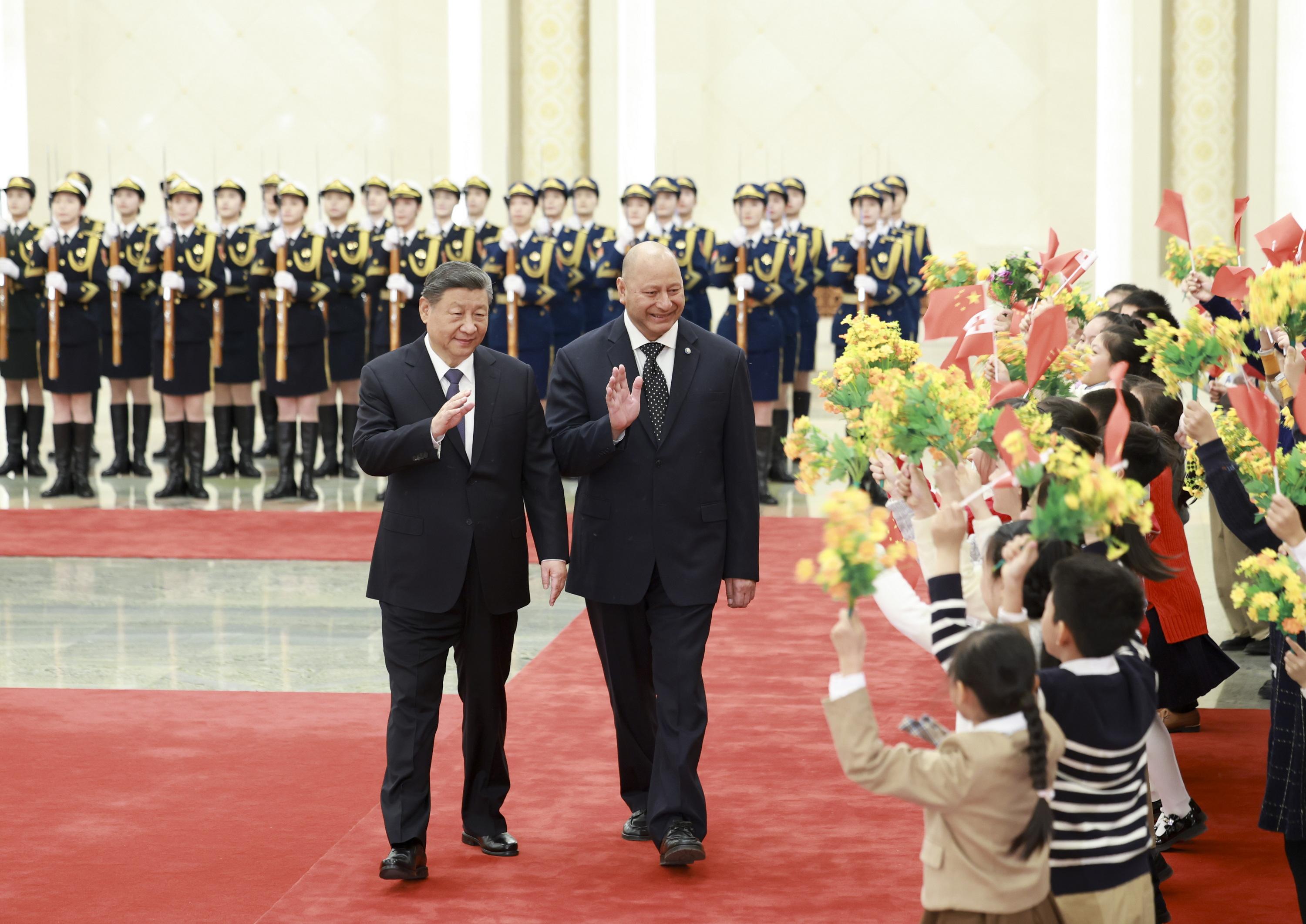 11月25日上午，国家主席习近平在北京人民大会堂会见来华进行国事访问的汤加国王图普六世。这是会见前，习近平在人民大会堂北大厅为图普六世举行欢迎仪式。