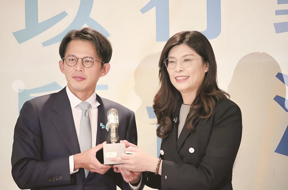 郑丽文、黄国昌昨会面期待“1+1大于2” 2026选举 蓝白比民调决定人选