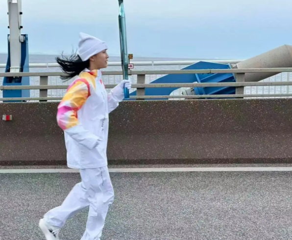 中国运动员在希腊参加米兰冬奥会火炬传递