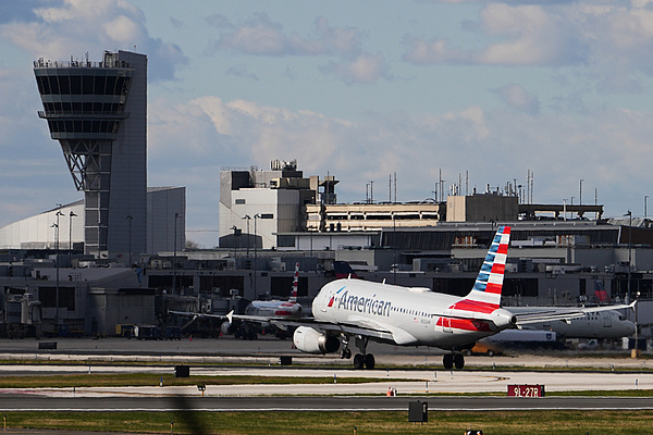 炸弹威胁解除 美国费城国际机场恢复运营