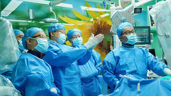 
上海第六人民医院黄牛号贩子票贩子代网上预约代挂号电话呼吸困难、心绞痛和晕厥三联征常与冠心病相混淆 专家：65岁以上定期筛查瓣膜病