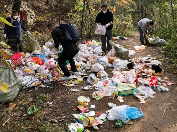 
南京市中西医结合医院黄牛号贩子票贩子代网上预约代挂号电话一些风景“打卡地”缘何成了“垃圾场”？