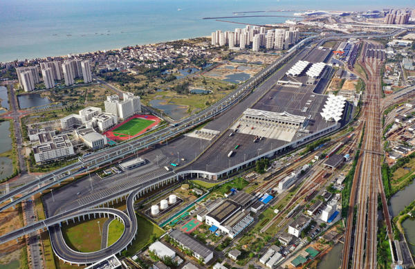 这是2025年11月27日拍摄的海口新海港和南港“二线口岸”(货运)集中查验场海关查验区(无人机照片)。新华社记者 郭程 摄