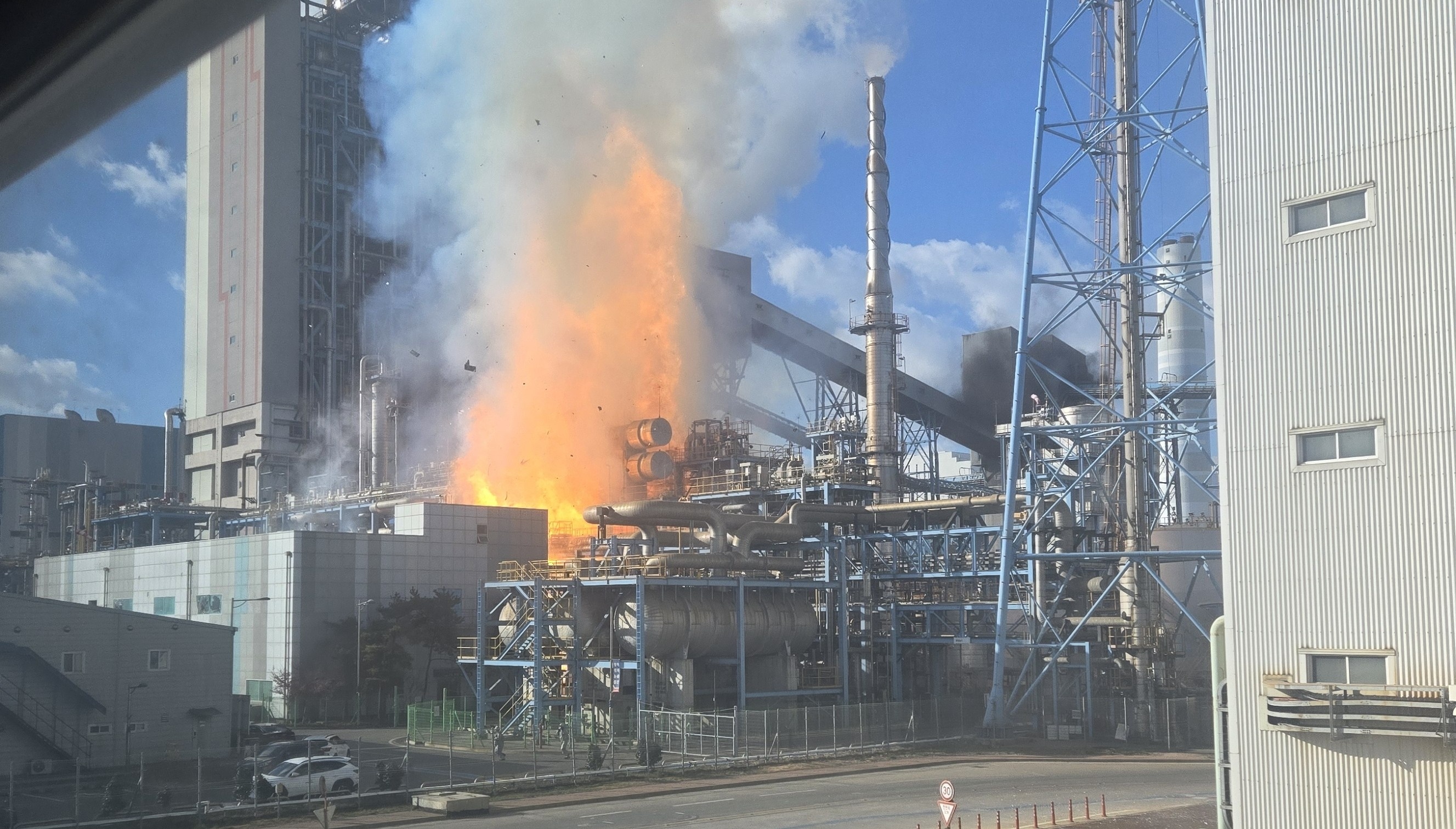 韩国忠清南道火电站爆炸事故已致2人受伤