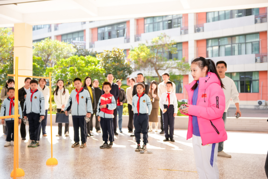 全运会冠军进校园 红领巾致敬榜样力量560