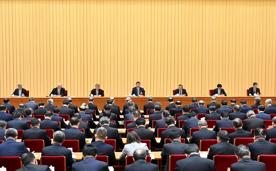 2025年12月10日至11日，中央经济工作会议在北京举行。中共中央总书记、国家主席、中央军委主席习近平出席会议并发表重要讲话。李强、赵乐际、王沪宁、蔡奇、丁薛祥、李希出席会议。新华社记者 谢环驰 摄