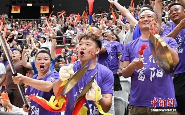 7月27日，浙江省城市篮球联赛(简称“浙BA”)杭州赛区冠军赛在拱墅区运河体育公园体育馆举行，富阳队战胜上城队夺冠。图为富阳队球迷为球队加油。中新社记者 王刚 摄 