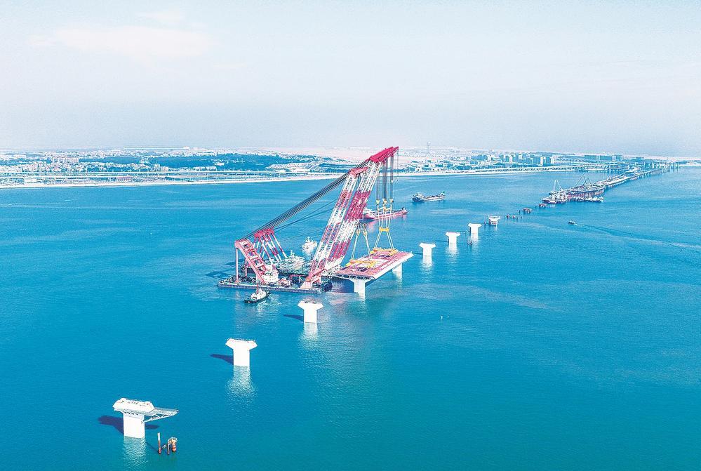 厦金大桥海上首榀钢箱梁吊装成功