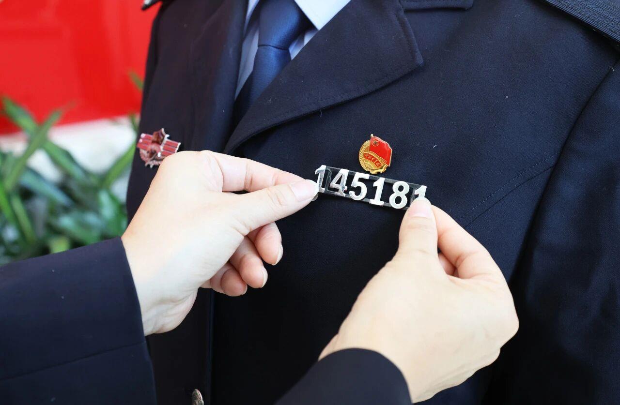 欢迎归队！福州女孩接过父亲的警号“145181“