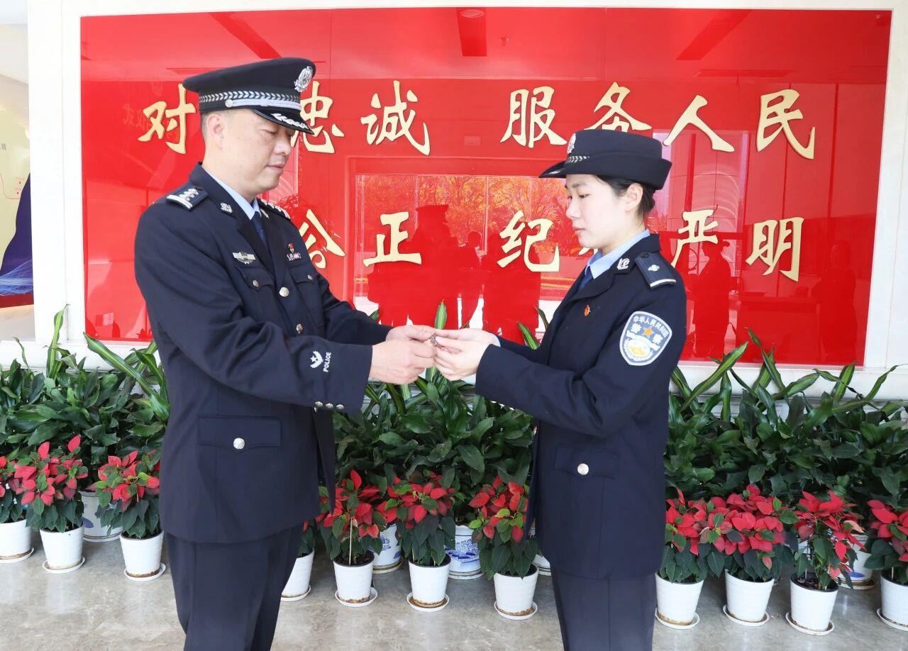 欢迎归队！福州女孩接过父亲的警号“145181“