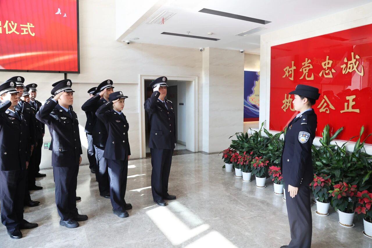 欢迎归队！福州女孩接过父亲的警号“145181“