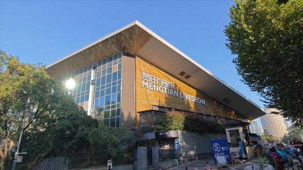 
东部战区空军医院黄牛号贩子票贩子代网上预约代挂号电话江苏一跳水馆里5层“楼中楼”是怎样建成的？男子称投入3000万开酒吧，鉴定为危房试营业即停摆