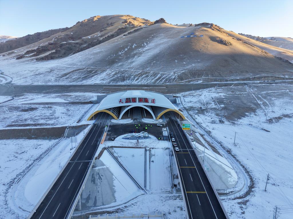 穿天山连南北疆！世界最长高速公路隧道通车