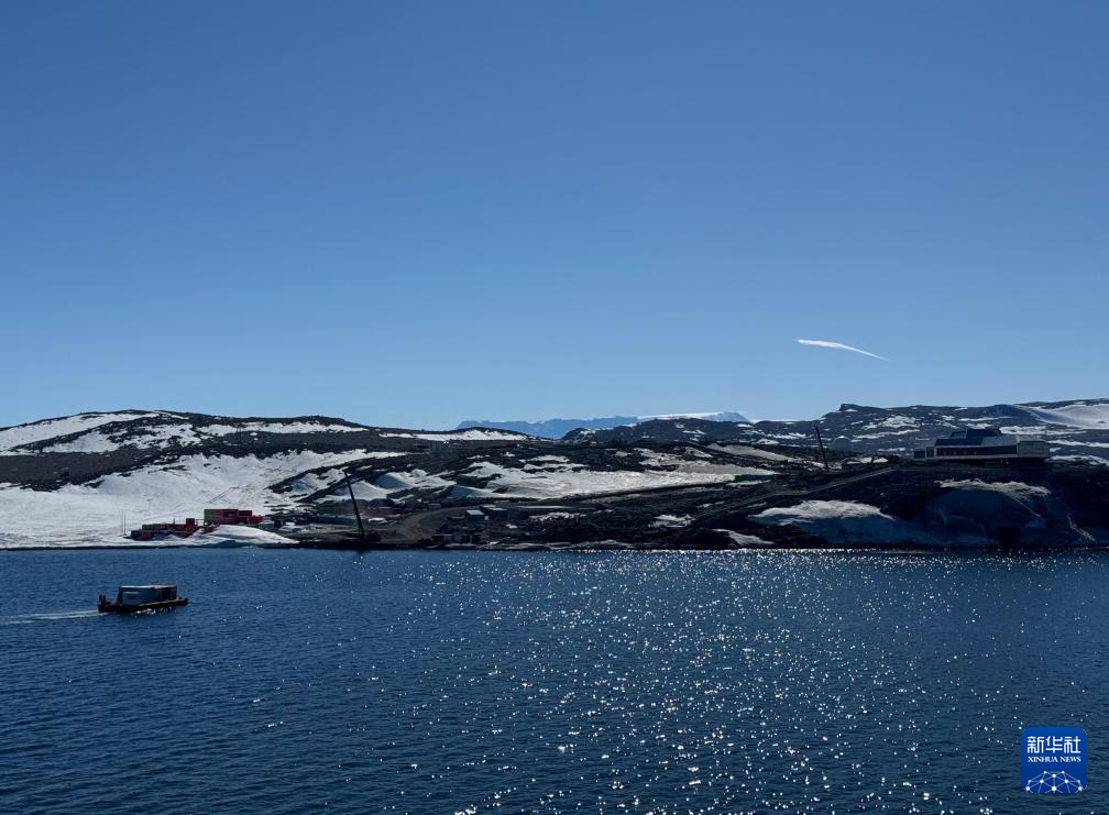 第42次南极考察丨“雪龙”号抵达秦岭站开始卸货