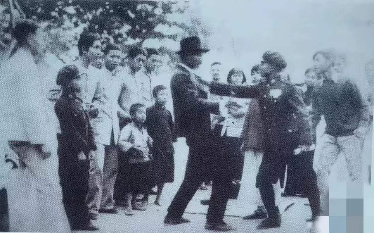 1937年1月3日，芗潮剧社在漳州中山公园演出街头剧《仁丹》。红军进漳纪念馆 供图