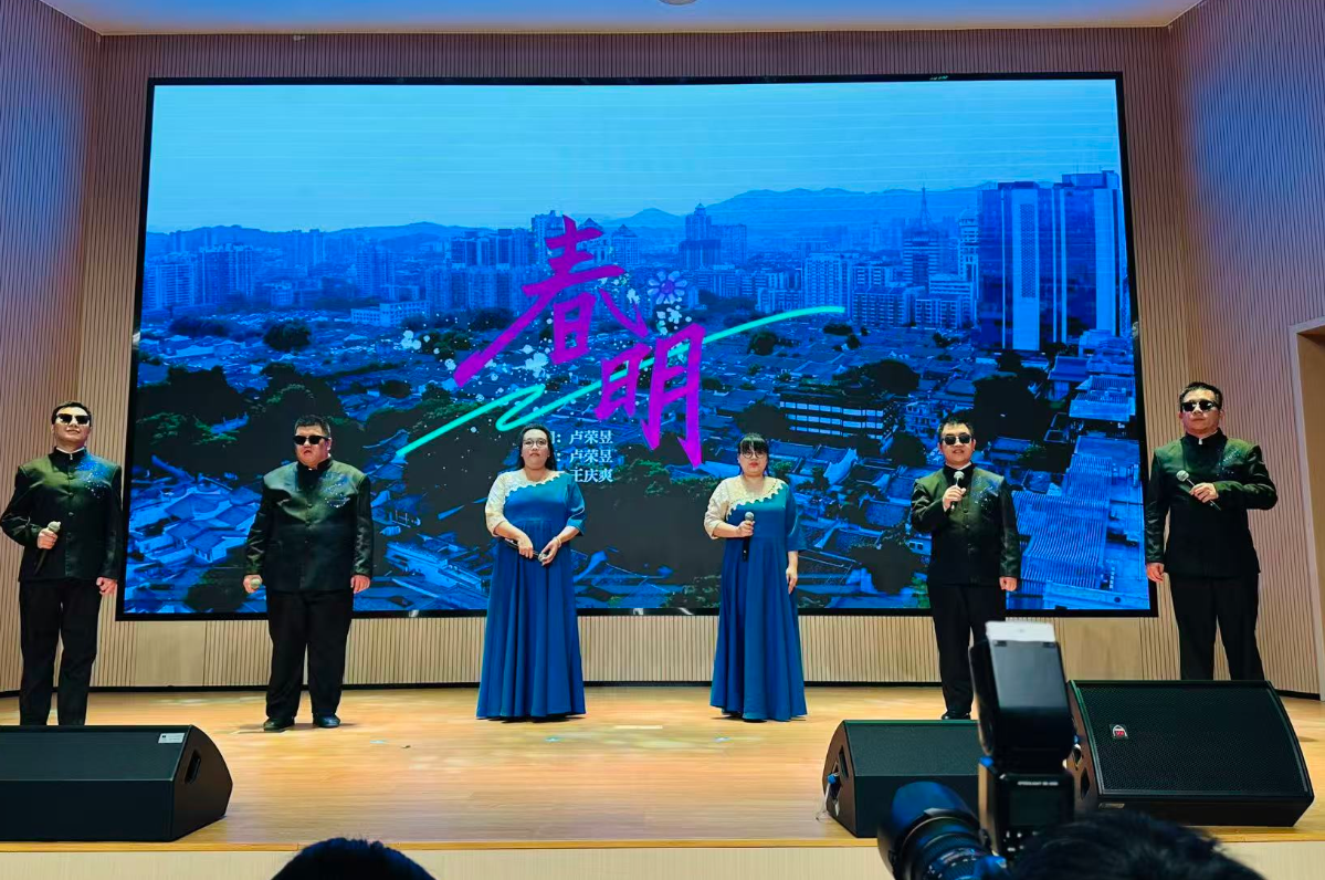 省海峡残疾人艺术团看到组合演唱“春天计划”主题曲《春明》。海峡网记者 李牧晨 摄