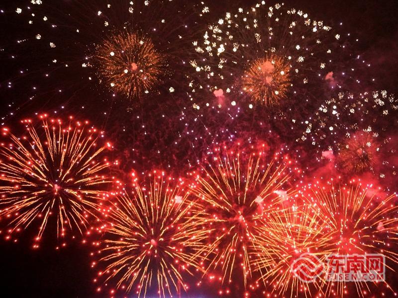 2025年漳州开发区“双鱼岛·双鱼奇缘焰火大秀”上演