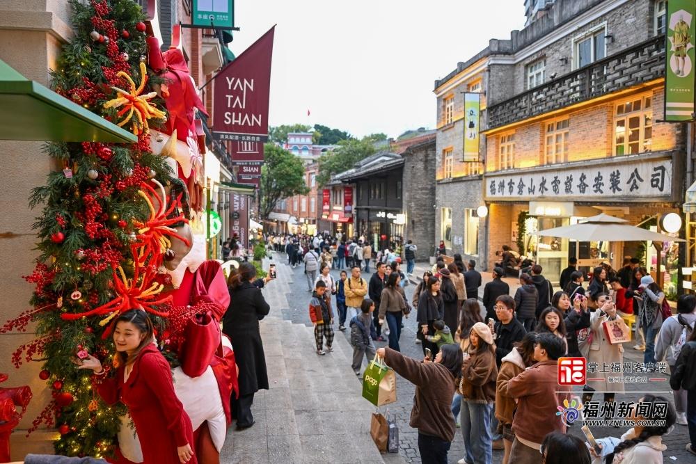 游客漫步烟台山商业街。