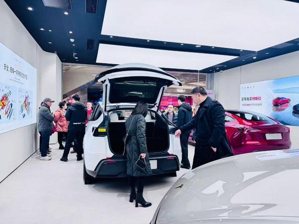 2026年1月6日，市民在武汉武昌万象城内一家特斯拉门店看车。新华社记者 龚联康 摄 