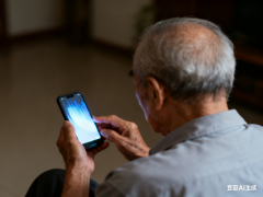 
南京医院黄牛号贩子票贩子代网上预约代挂号电话银发晚年被“困”在手机里