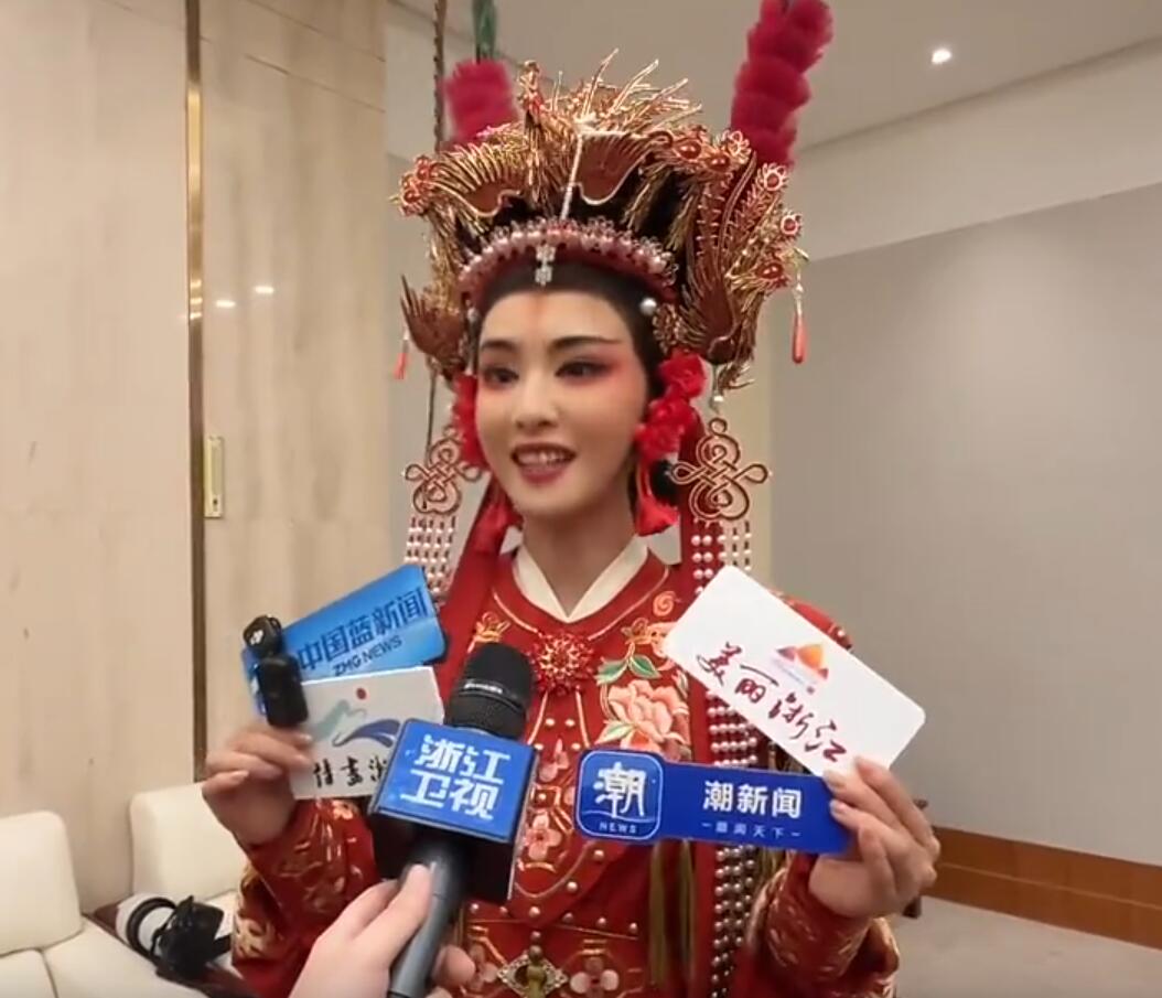 李云霄一身红装 以穆桂英形象亮相浙江舞台