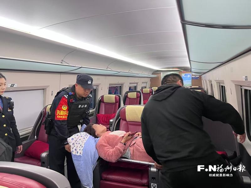 患病旅客出站不便 铁路民警协助转运