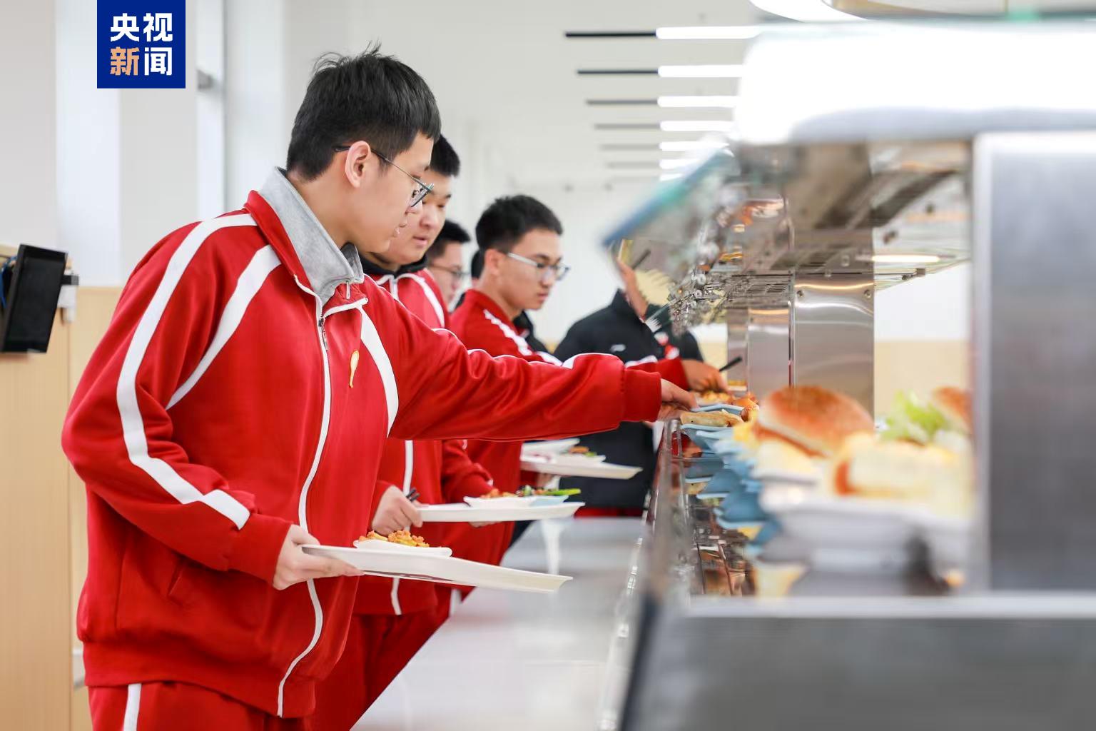 告别校外供餐 2027年底所有北京中小学将实现校内食堂供餐