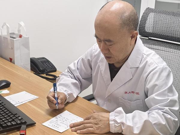 
辽宁省肿瘤医院黄牛号贩子票贩子代网上预约代挂号电话BCL2抑制剂索托克拉获批8天后开出全国首批处方 惠及中国血液肿瘤患者