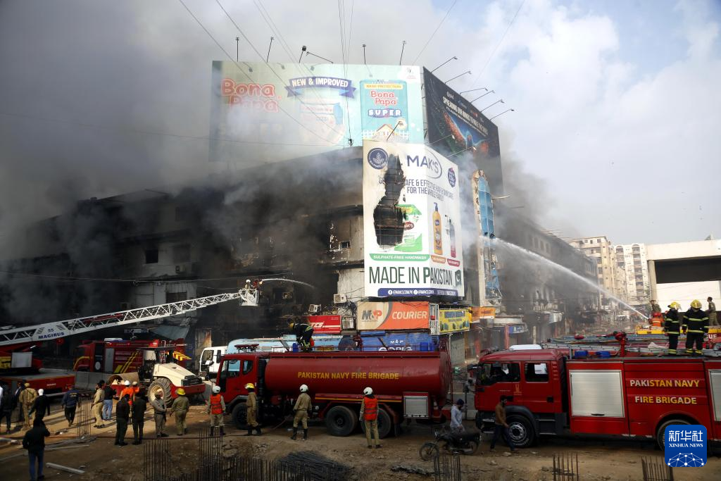 巴基斯坦卡拉奇购物中心火灾已致14死 仍有60人失踪