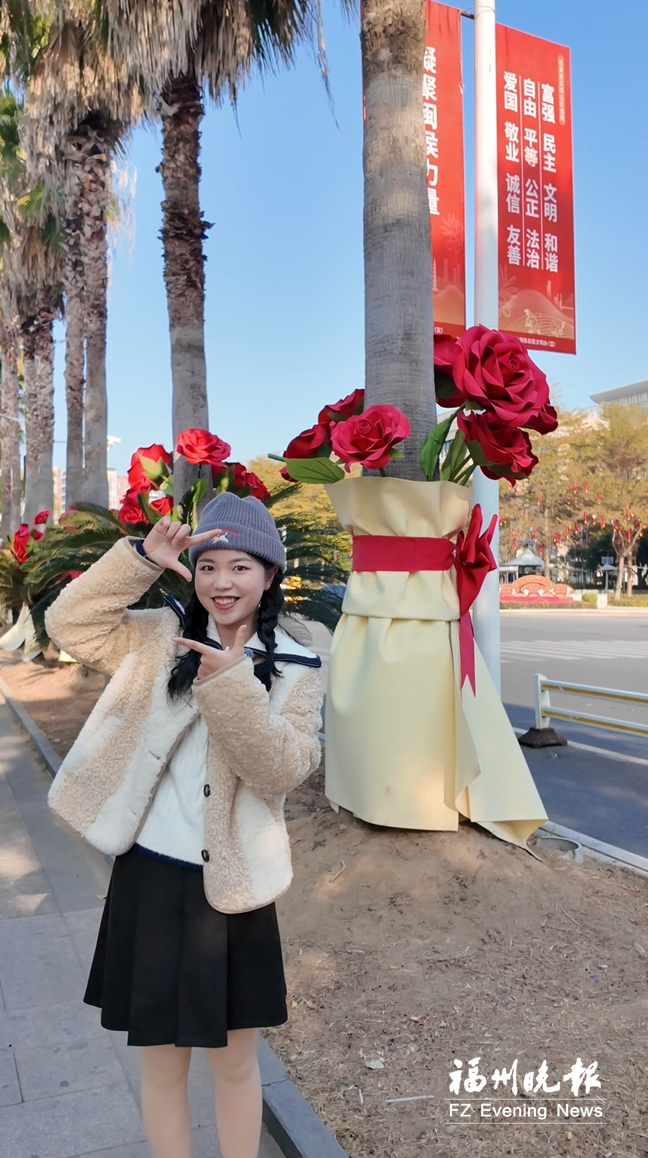 解锁城市冬日新景致 大树穿“毛衣”“玫瑰”扮街景